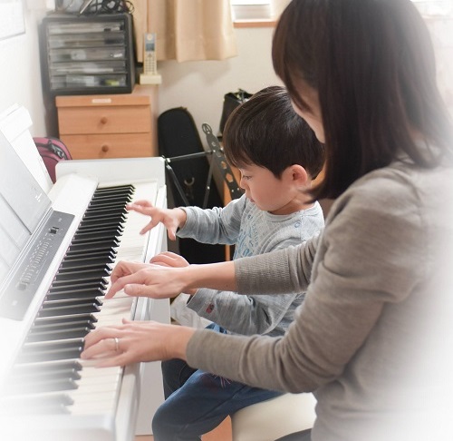 ピアノひくネコ