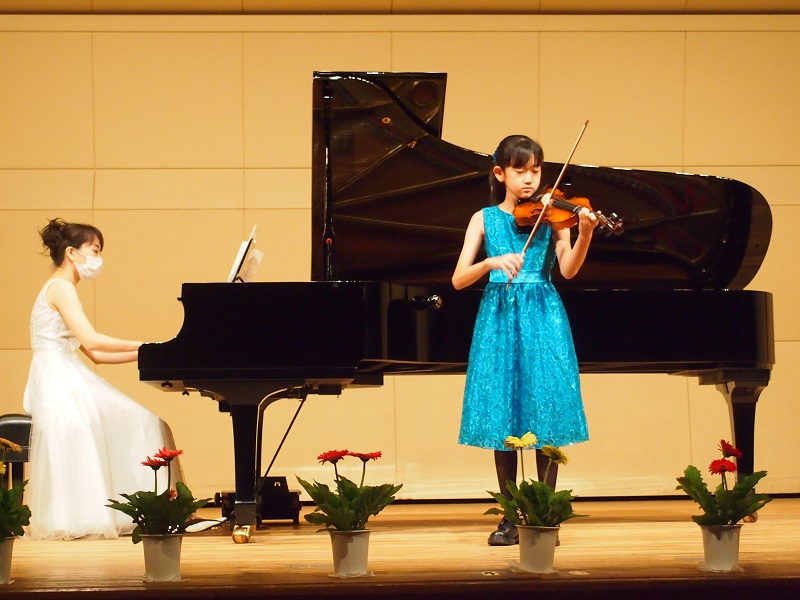 ピアノひくネコ